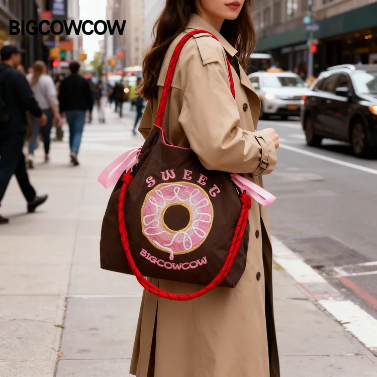 BIGCOWCOW/环保购物袋斜挎包日系通勤女士双根刺绣尼龙帆布斜跨包