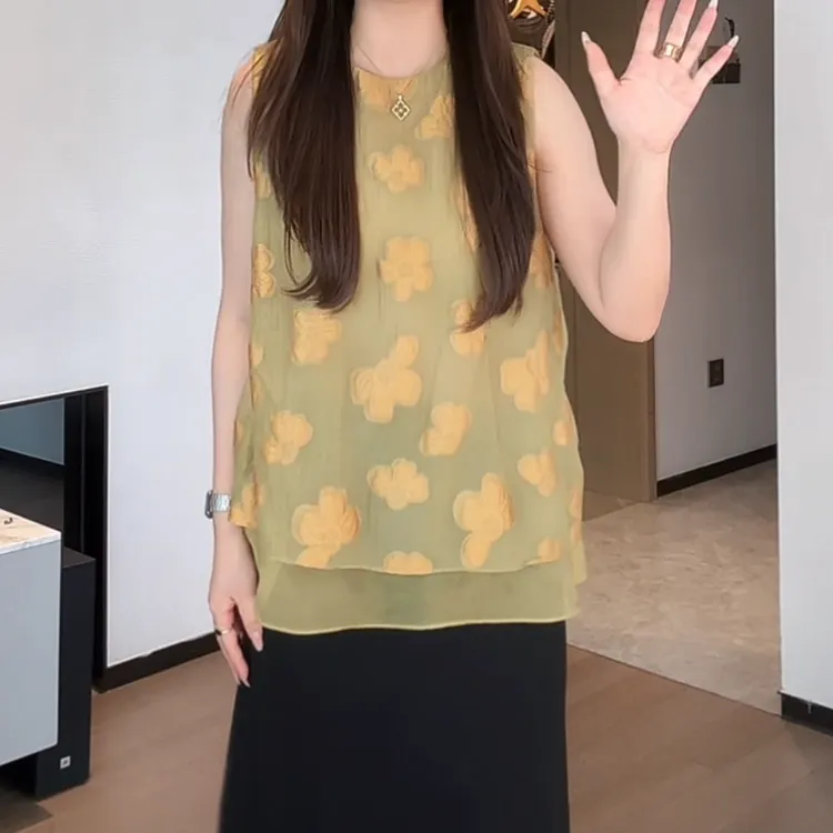 设计感时尚百搭后背纽扣无袖刺绣上衣女2025夏季新款宽松圆领上衣