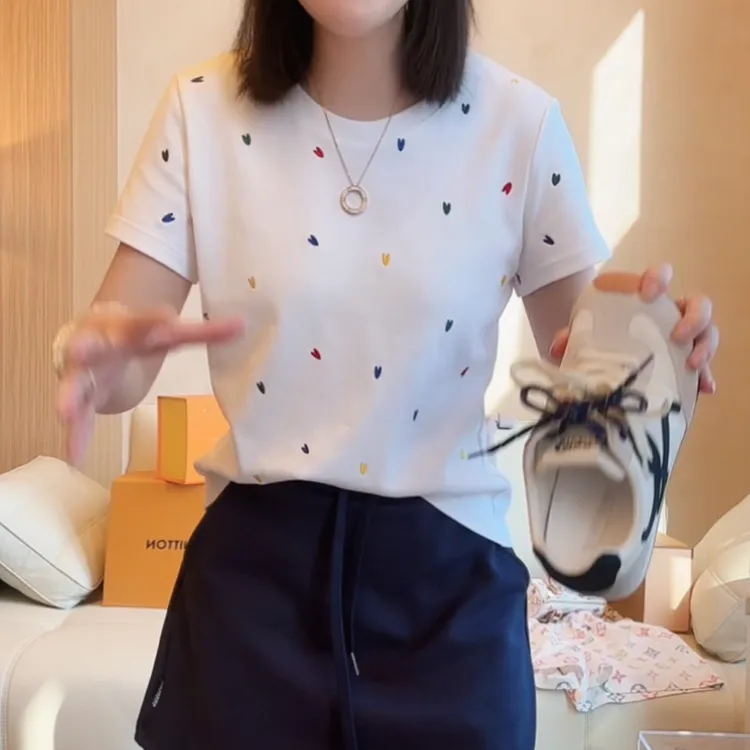 休闲时尚圆领爱心刺绣短袖T恤女2025年夏季新款百搭休闲宽松上衣
