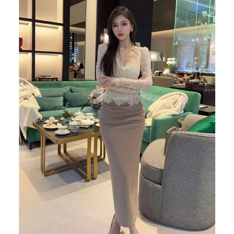 法式气质显瘦套装女2025新款性感蕾丝打底衫高腰包臀半身裙两件套