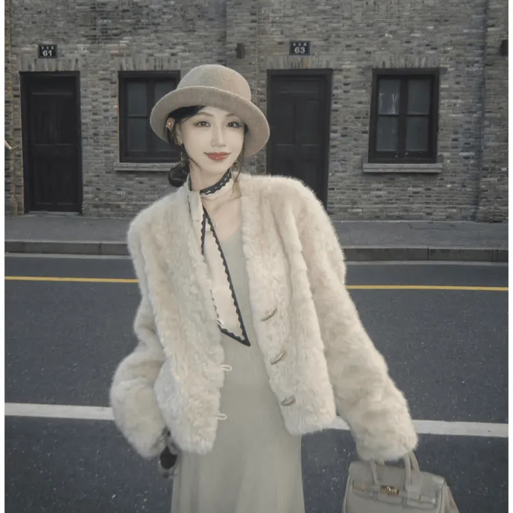 2025秋冬新款短款牛角扣V领毛毛外套时尚百搭气质仿花狐毛外套