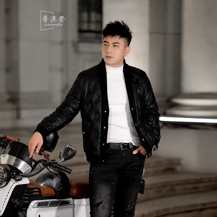 2025秋冬新款轻奢时尚潮流百搭休闲字母压花短款男士皮羽绒服外套