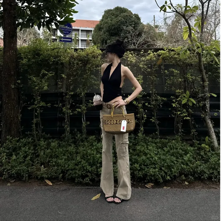 2025新款时尚性感性感辣妹风v领挂脖露背无袖背心高腰百搭休闲裤