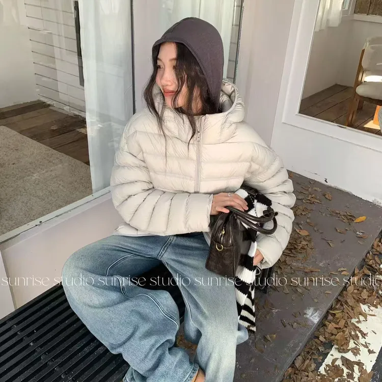 白鸭绒冬季新款排骨羽绒服女轻薄泡芙短款保暖连帽羽绒服外套