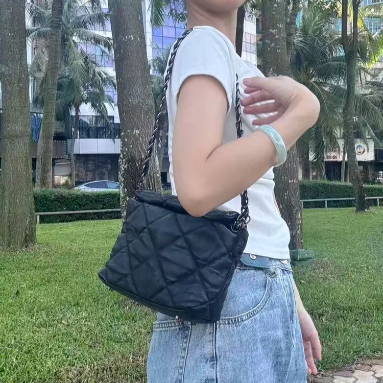 阿皮卡品牌菱格链条包斜挎包女包小香风时尚黑色