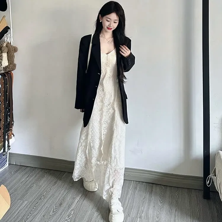 2025秋装新款蕾丝杏色小v领连衣裙搭黑色西装外套气质时尚精英范