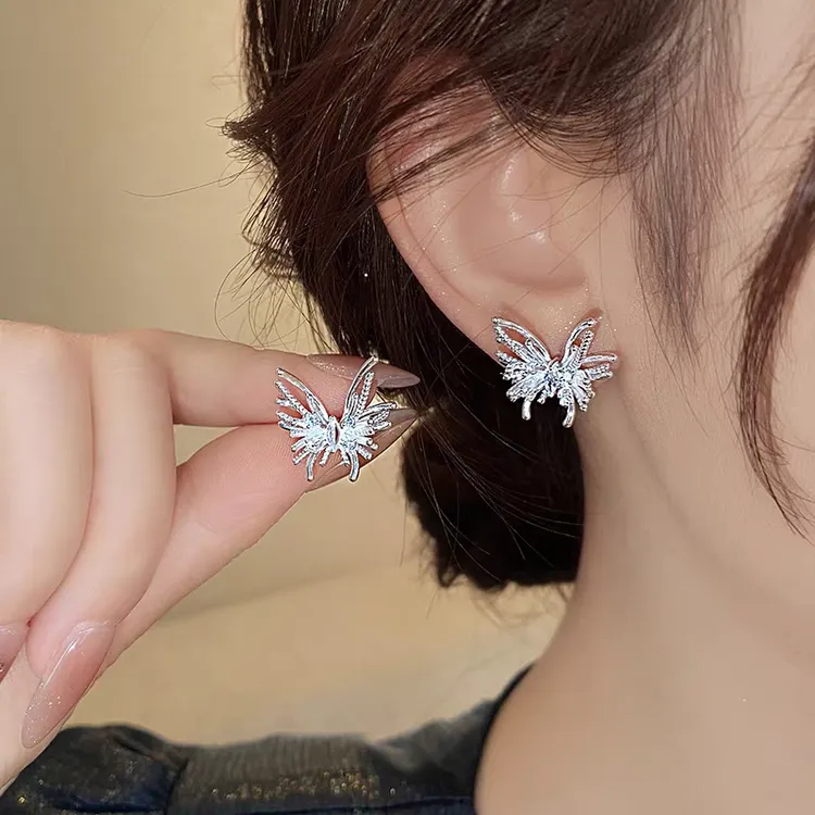 银色镶钻蝴蝶耳钉女轻奢高级感气质大气耳环2026新款独特漂亮耳饰