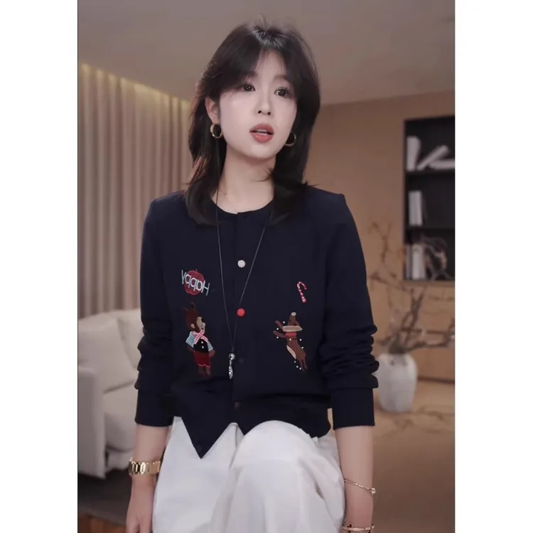 广州琴姐【童话集】琥珀流光风刺绣小熊圆领长袖针织开衫女秋季9728