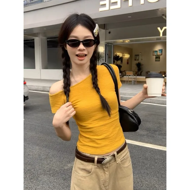 黄色肌理感斜肩上衣短袖t恤夏季新款修身露肩短款显瘦辣妹体恤女