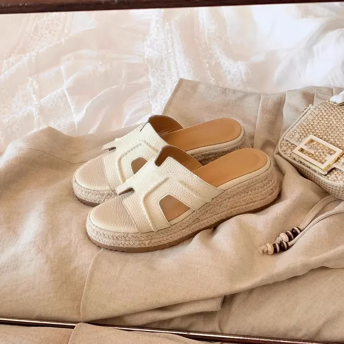 露思同款拖鞋新款复古草编一字拖鞋女夏外穿坡跟松糕厚底高跟凉鞋