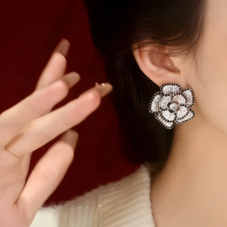 铜合金合成锆石耳饰 法式小香风黑白满钻山茶花耳环 时尚通勤耳饰