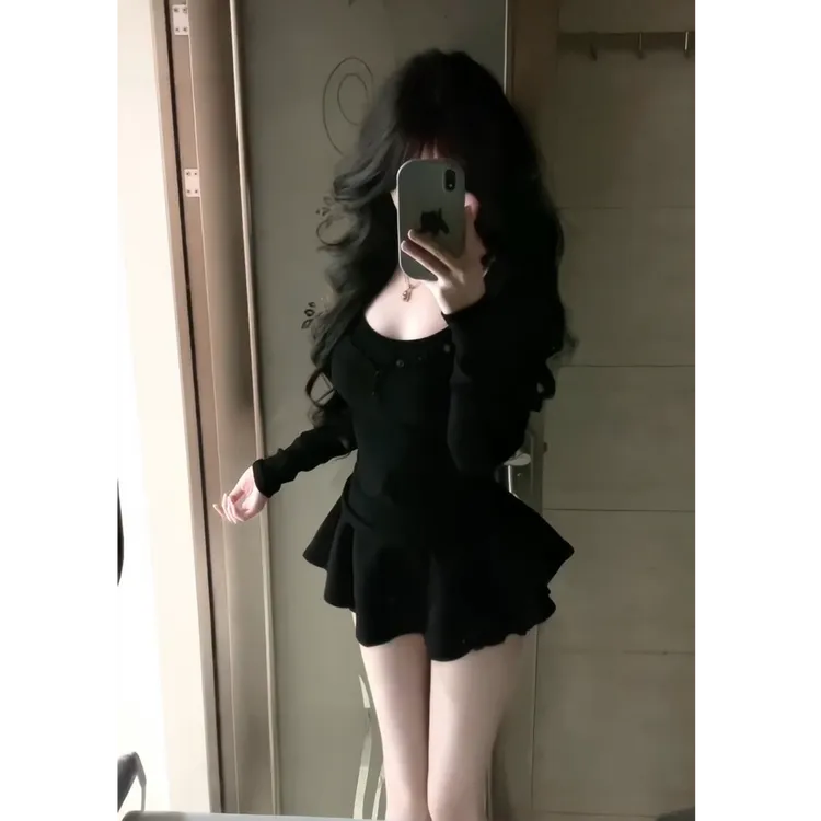 辣妹性感风修身显瘦设计感U领上衣高腰包臀短裙两件套