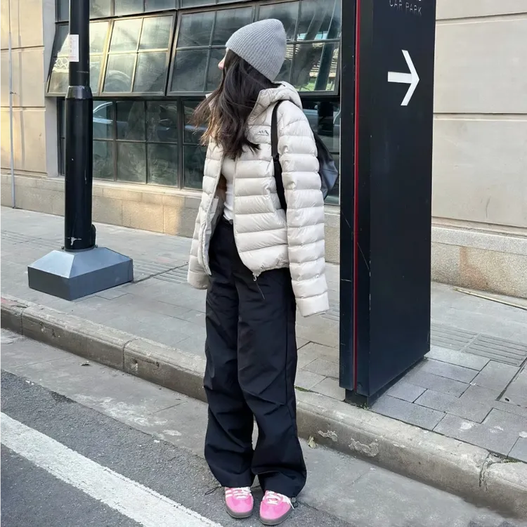 灰色排骨白鸭绒羽绒服女短款轻薄连帽2025年冬季新款休闲情侣外套