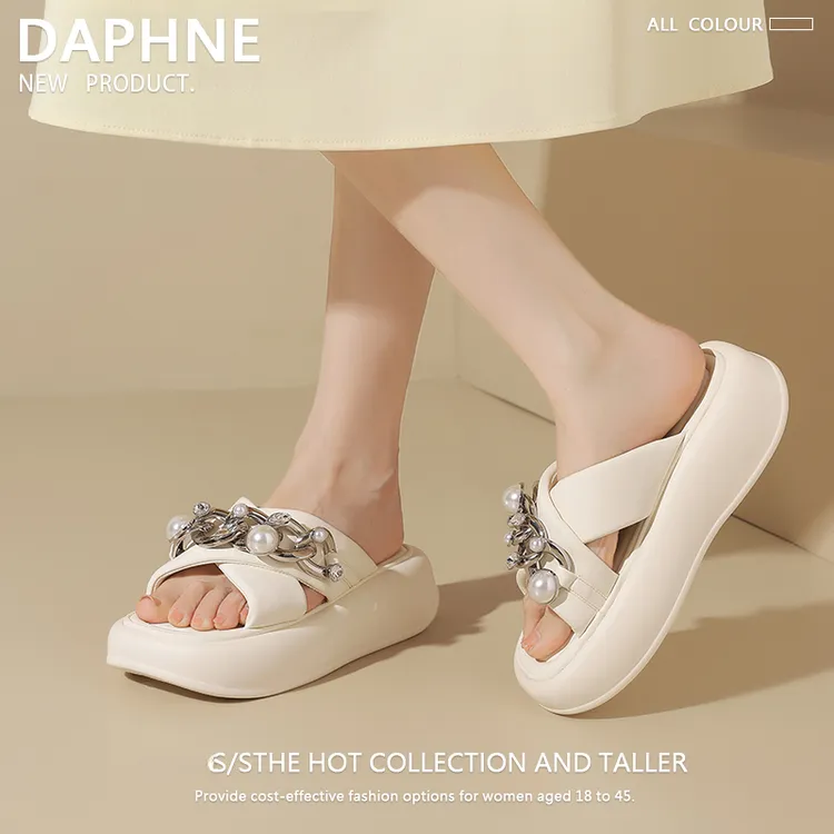 达芙妮水钻外穿拖鞋女2025年夏季新款高级感时尚厚底百搭一字凉拖