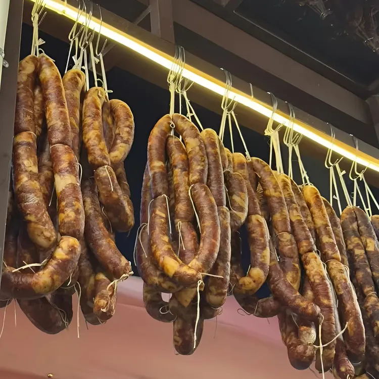 湘西特色油茶树柴火熏制肥瘦相间香肠土黑猪香肠