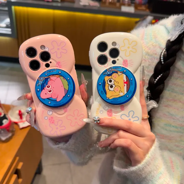 欧克里里海绵宝宝翻盖镜支架适用苹果15pro手机壳iPhone14/13女12