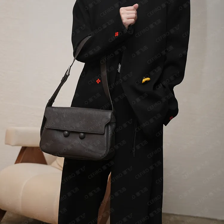 塞飞洛CEFIRO植鞣牛皮邮差包琥珀系早秋新款百搭男女同款 1076