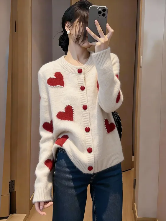 简约小众宽松显瘦休闲随性风米白色上衣女2025冬爱心钉珠毛衣开衫