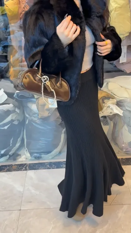 2025新款秋冬时尚气质保暖皮毛一体保暖外套搭针织半身裙显瘦套装