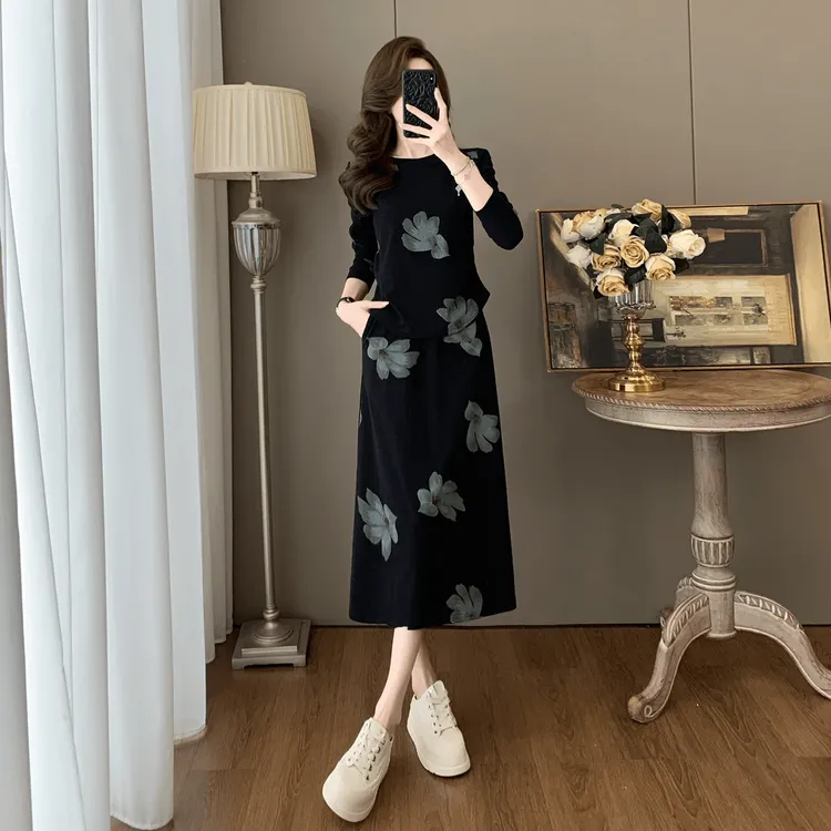 巨好看的早秋套装女2025新款休闲显瘦减龄印花卫衣半身裙两件套