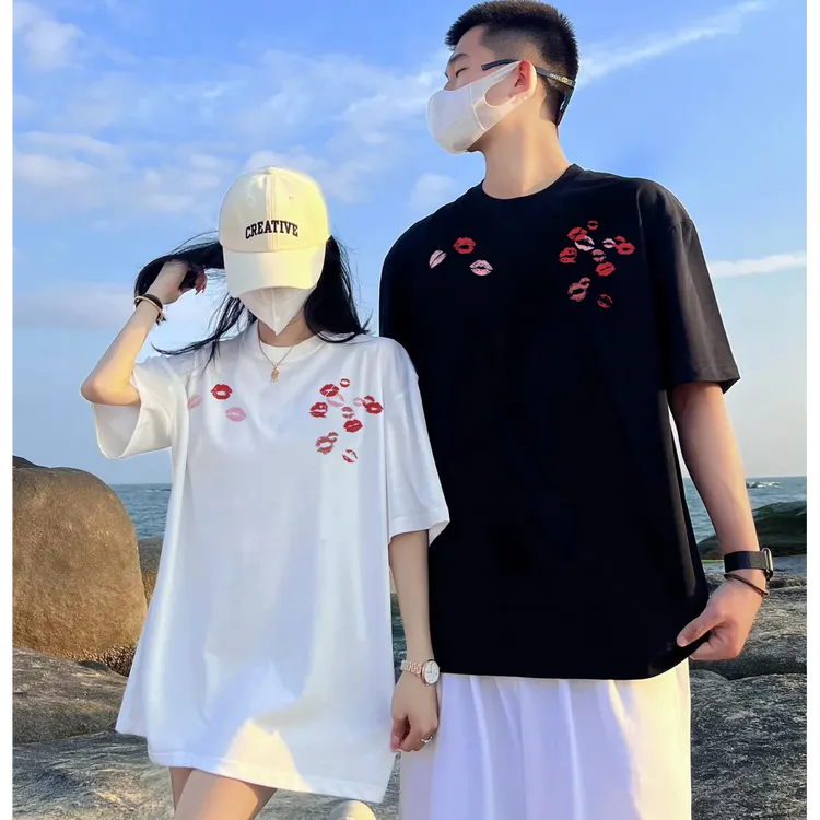 不一样特别的唇印花情侣套装超火2025新款夏季小众不撞款短袖t恤