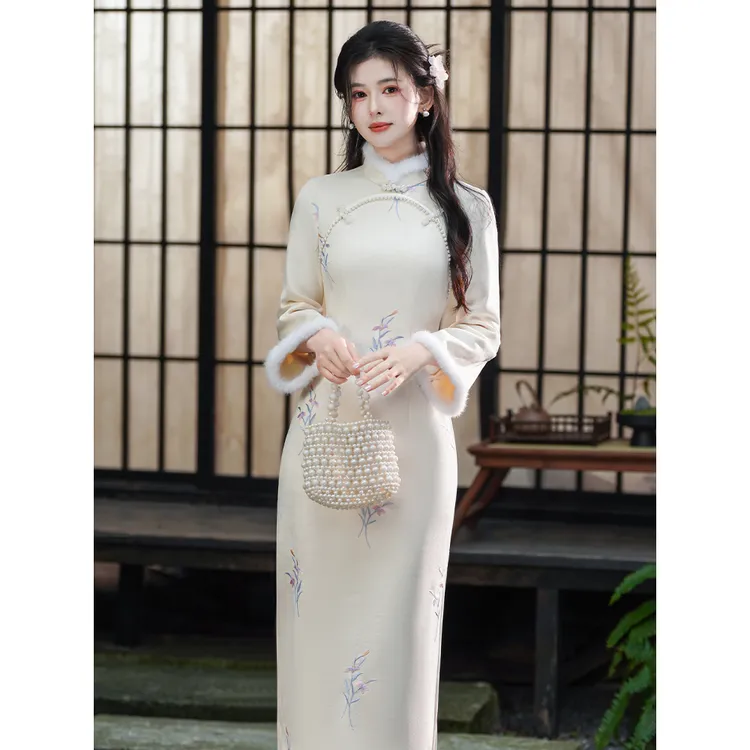 米白新中式加绒保暖毛绒领旗袍女2025冬季新款优雅日常可穿年轻款