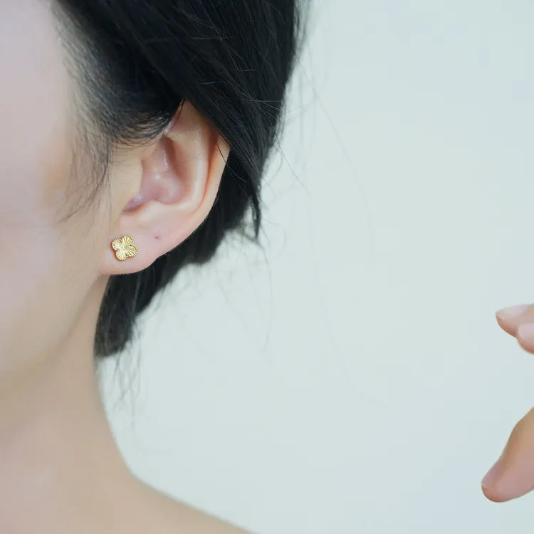 铜合金耳饰 金色纹理闪耀百搭四叶草耳钉女新款高级感耳环通勤
