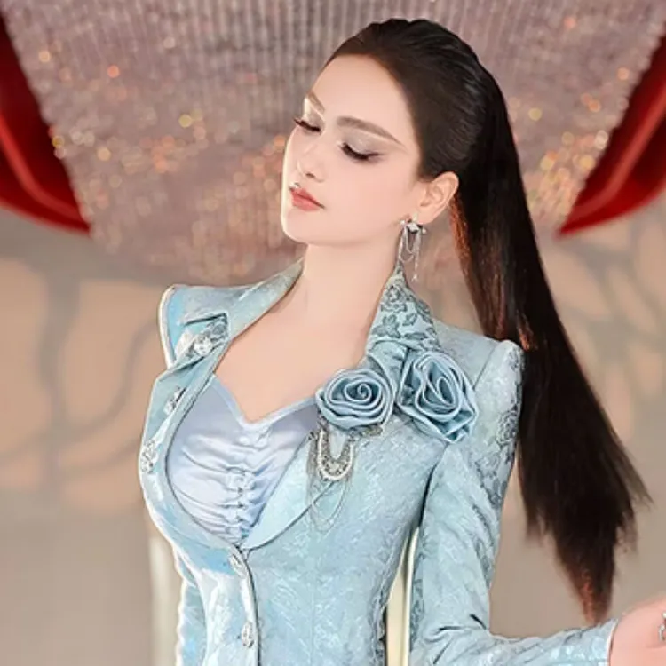 秋季印花小西服外套造型抹胸喇叭裤三件套2025新款名媛风西装套装