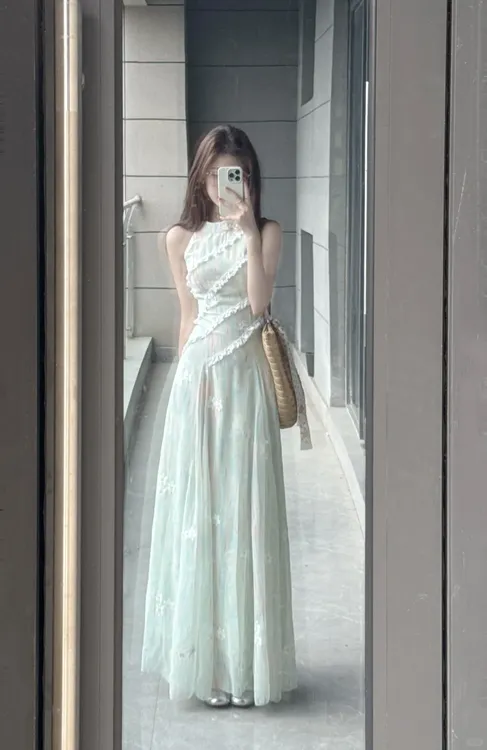 法式甜美无袖挂脖连衣裙子女2025夏季新款高级感绿色渐变收腰长裙
