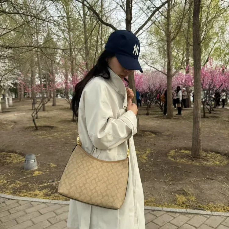 托特女包单肩斜挎大包