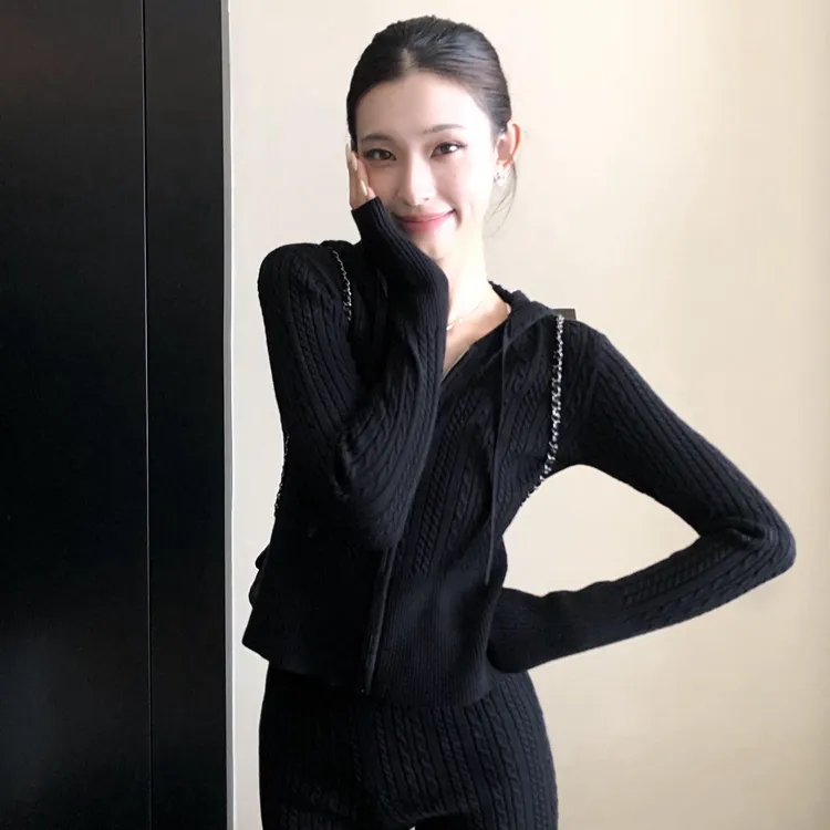 2025秋季新款时尚复古麻花针织开衫女连帽外套+修身短裤两件套装