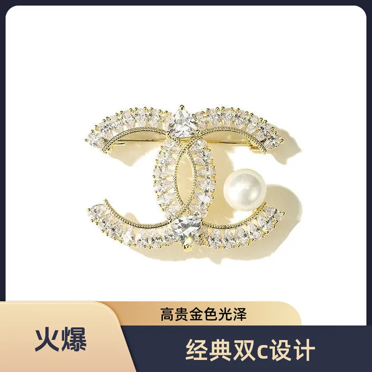 铜胸针 经典奢华百搭气质款双C珍珠配饰胸针女黑裙西装胸花别针