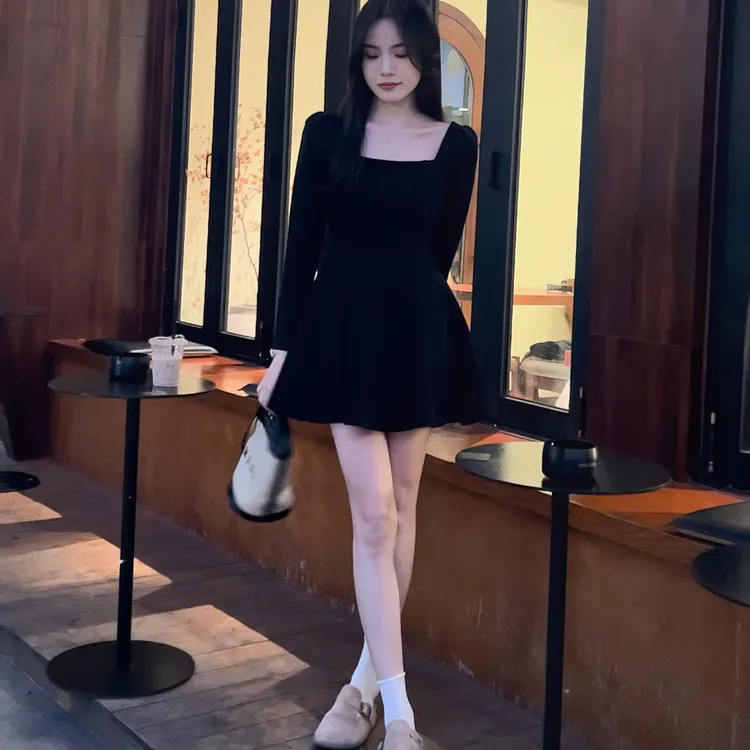 赫本风黑色方领连衣裙女秋季2025年新款小个子法式超火气质小黑裙