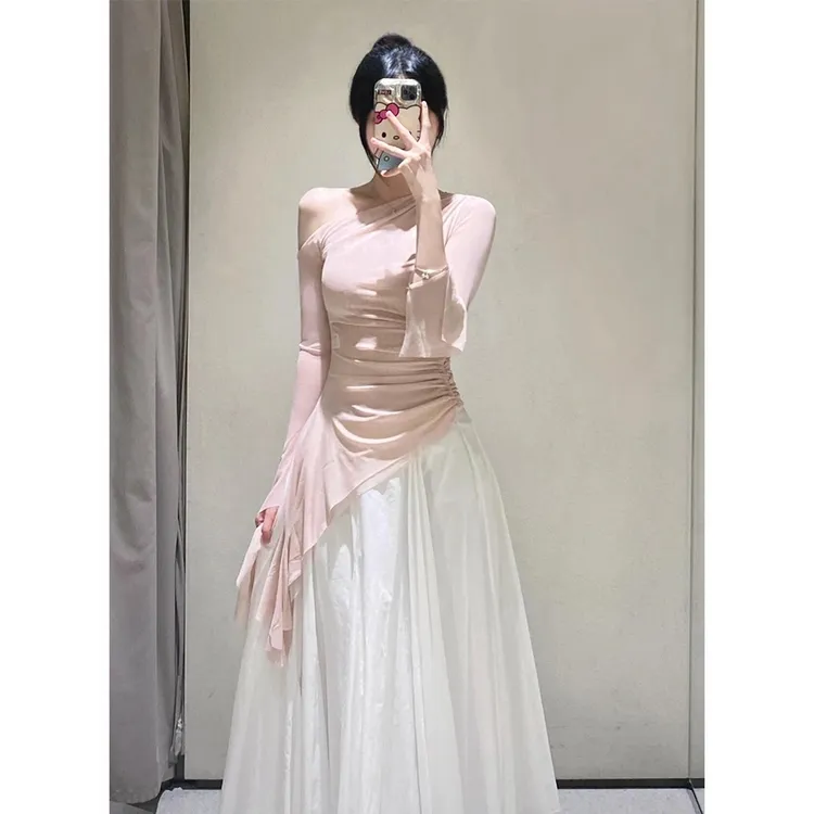 2025超火春装一整套独特漂亮高级松弛感穿搭粉色露肩上衣裙子套装