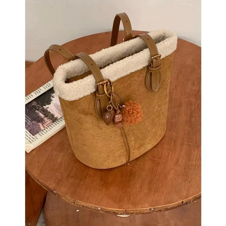 秋冬毛绒包包女式2025新款韩系百搭水桶包高级感小众通勤单肩包包