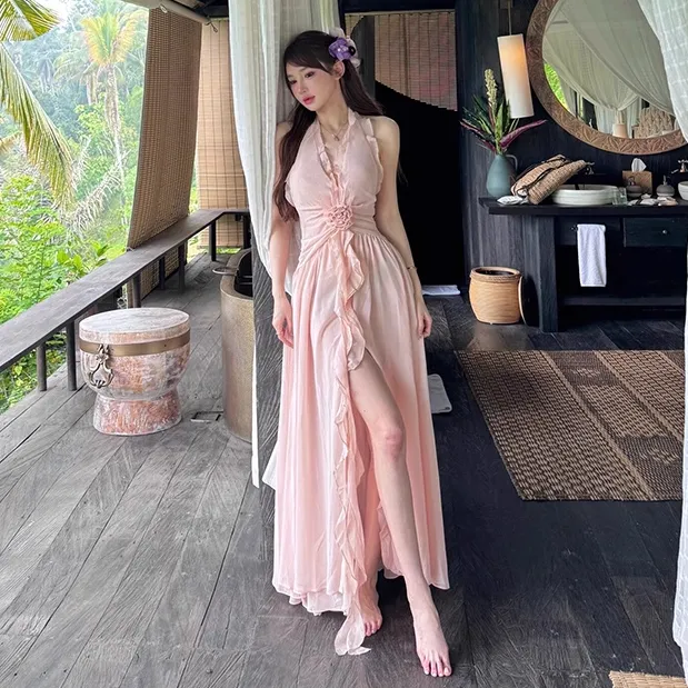 法式温柔海边度假V领挂脖连衣裙女夏季纯欲性感露背开叉沙滩长裙