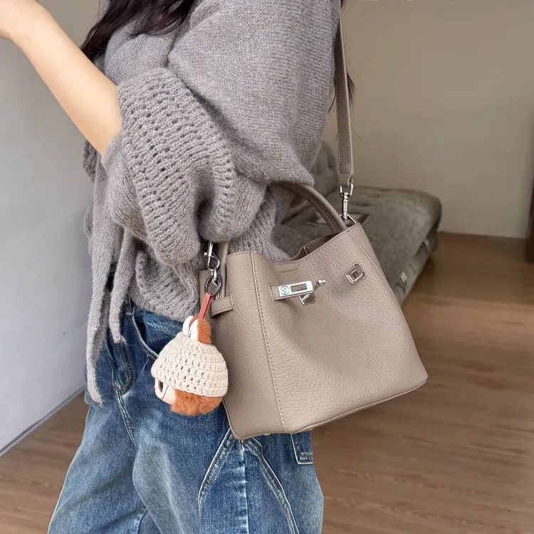 软皮菜篮子手提包2025秋冬新款时尚百搭单肩包斜挎包高级感水桶包