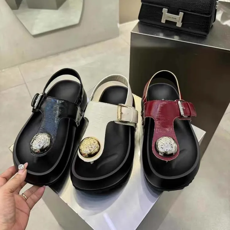 2025年夏季新款复古时尚百搭平底休闲鞋女夹脚趾厚底罗马凉鞋女鞋