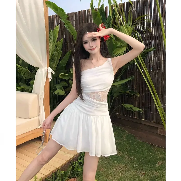 夏季新款纯欲辣妹拼接镂空蕾丝小白裙女设计感收腰显瘦斜肩连衣裙