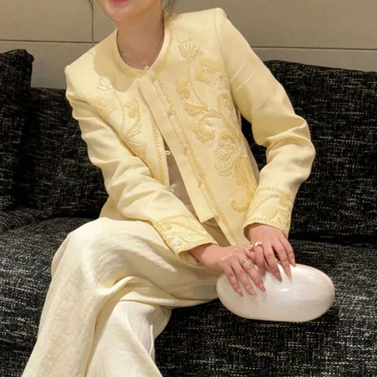 新中式重工刺绣黄色短外套女2026春季新款独特超好看国风盘扣上衣