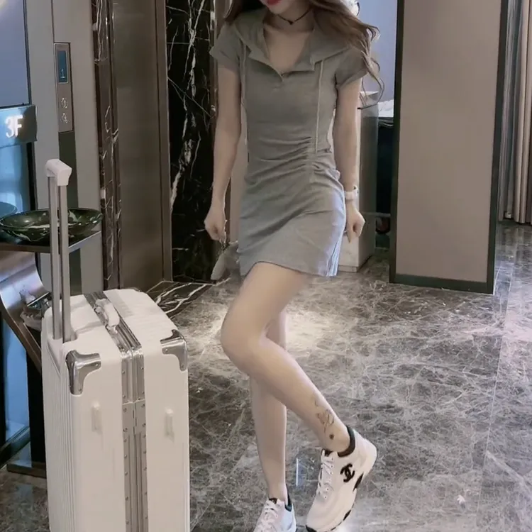 甜辣妹连帽连衣裙2025夏季新款设计感小个子收腰褶皱显瘦V领短裙