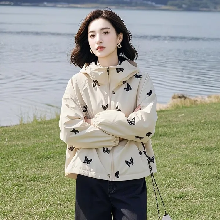 2025超火女士春秋独特超好看减龄漂亮洋气小个子短款百搭连帽外套