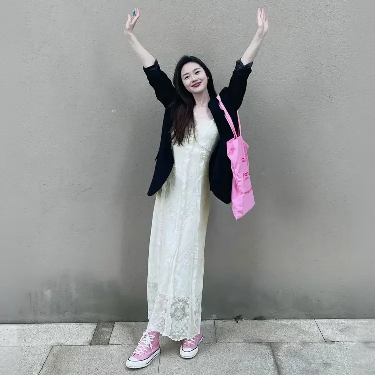 2025秋装新款小v领杏色蕾丝连衣裙搭黑色西装外套显瘦设计感穿搭