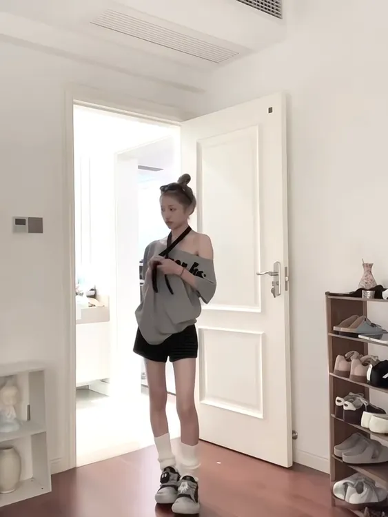 美式辣妹斜肩短袖t恤女夏季新款字母印花灰色宽松显瘦露肩上衣