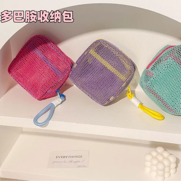 韩系多巴胺大容量便携豆腐包网格化妆包旅行通勤洗漱包