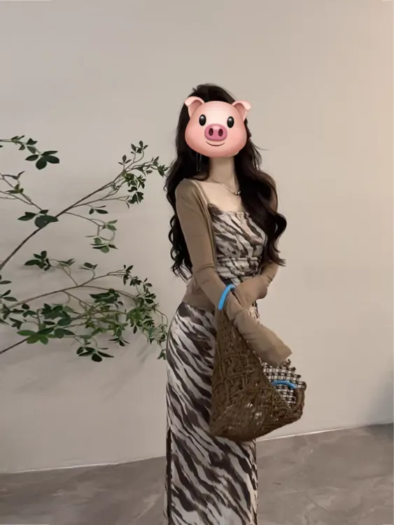 夏季新款纯欲风收腰褶皱动物纹弹力吊带包臀连衣裙