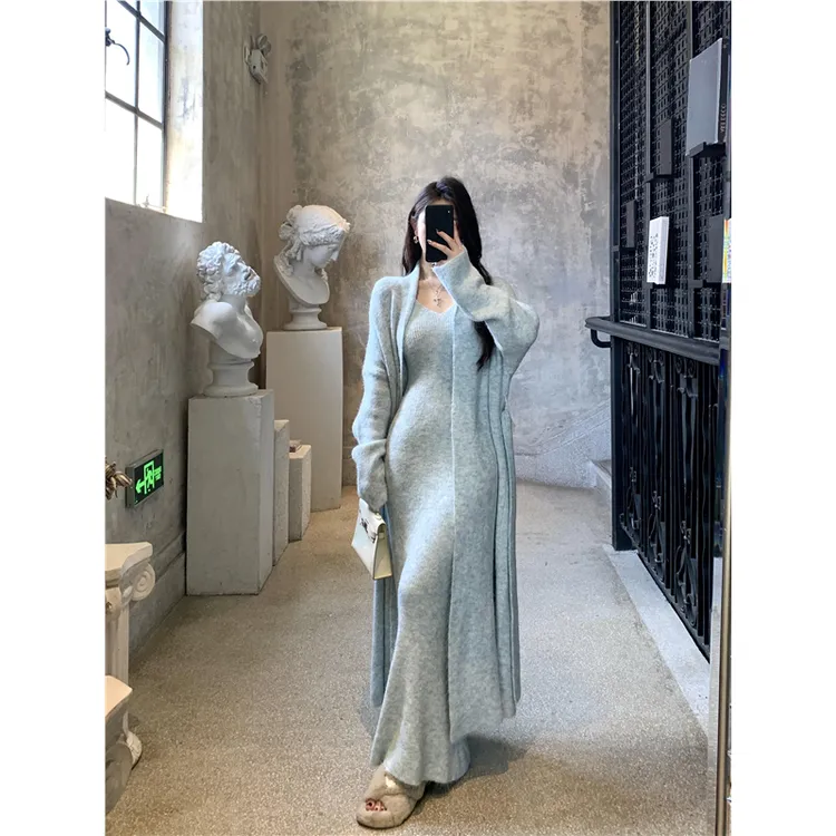 新款早秋款韩系浅蓝色长款毛衣外套松弛感针织开衫吊带裙女两件套