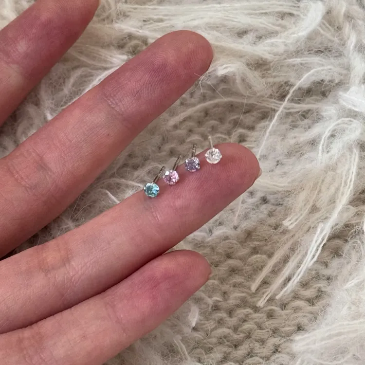 超闪彩色迷你锆石耳钉简约养耳洞耳骨钉睡觉免摘商品图