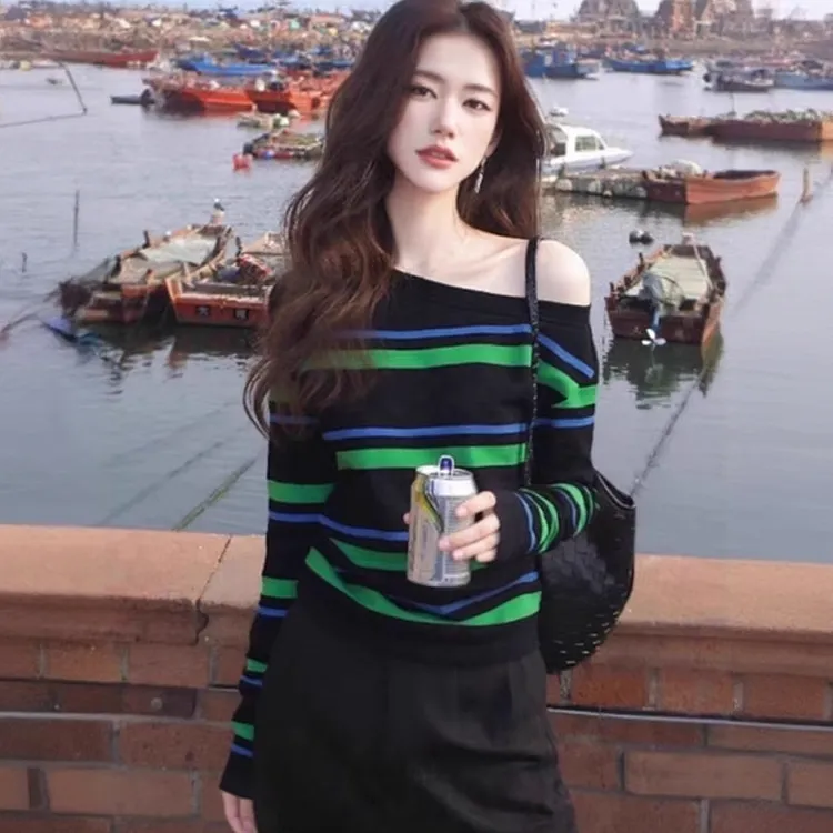 独特撞色条纹针织衫女2025秋冬新款复古甜辣妹斜领露肩设计感上衣