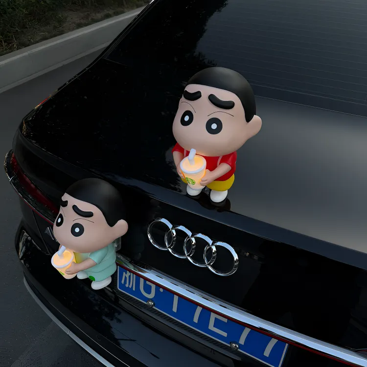 车载爱喝奶茶的蜡笔小新可发光摆件创意汽车装饰车顶公仔车外摆件